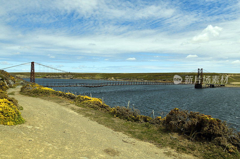 通往Bodie Creek悬索桥的土路，横跨Bodie入口，为羊建造，福克兰群岛